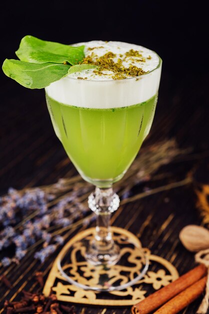 cocktail-aigre-au-basilic-frais-mousse-blanche-feuille-basilic-vert-dans-verre_711700-3605