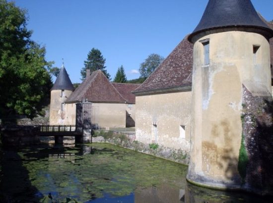 Château_de_Bézu-la-Forêt_en_septembre_2009